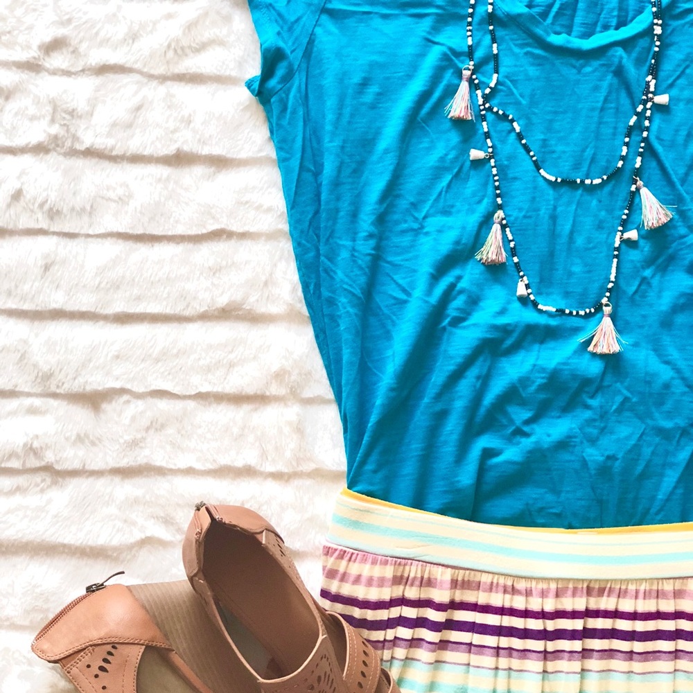 ❗️🆕 Low Price❗️ Ann Taylor Loft V-neck T-shirt